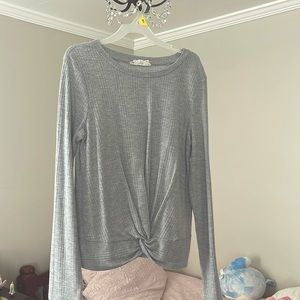 grey long sleeve tee